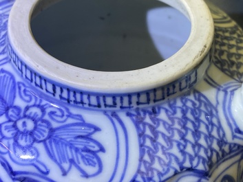 Een Chinese blauw-witte wijnkan met deksel, Wanli